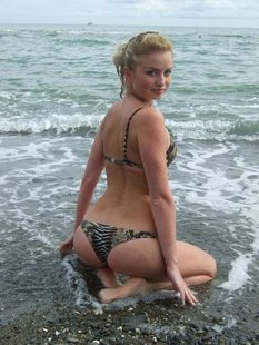 Красивая няшка на берегу моря