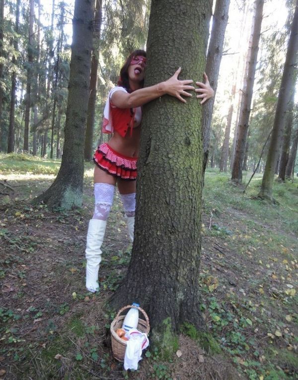 В лесу показала свои прелести 10 фото В лесу показала свои прелести 10 фото