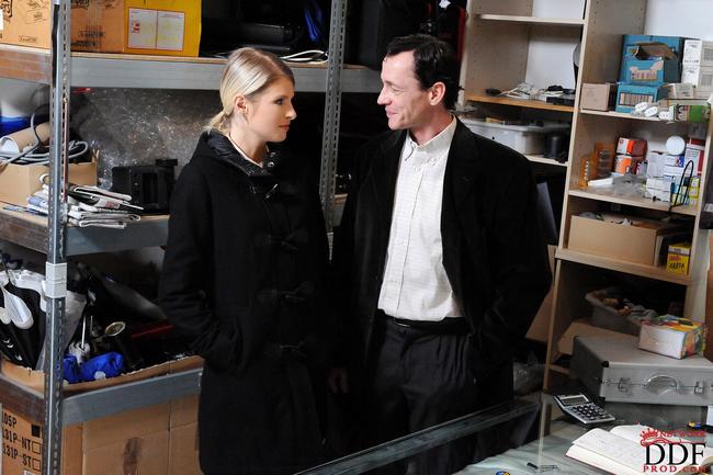 По очереди делает минет парням 1 фото