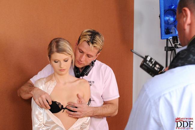 По очереди делает минет парням 23 фото