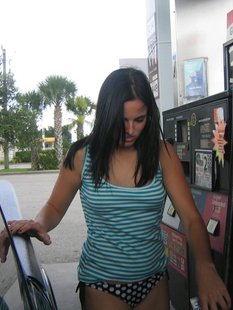 Гуляет в нижнем белье в публичных местах