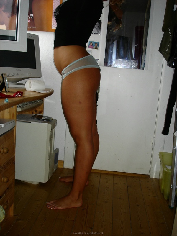 Матерая мамка делает минет и вертит жопой 1 фото Матерая мамка делает минет и вертит жопой 1 фото