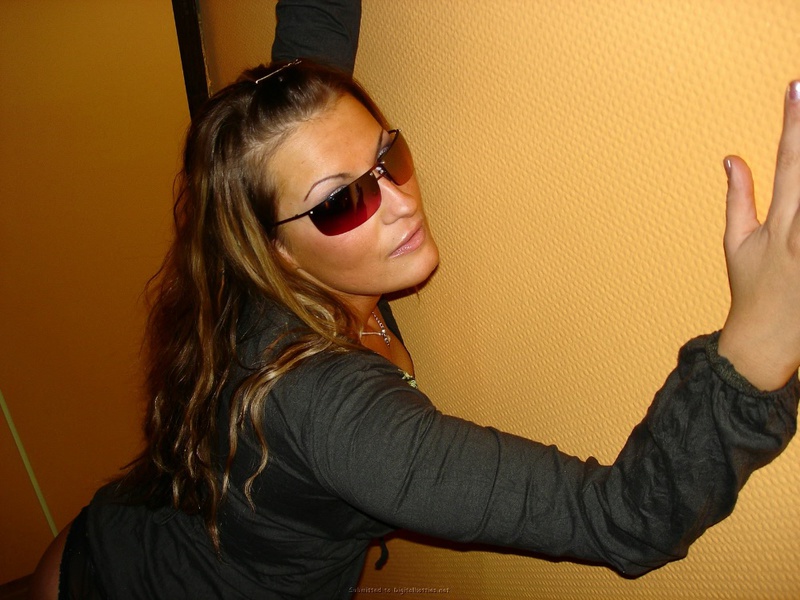 Матерая мамка делает минет и вертит жопой 18 фото Матерая мамка делает минет и вертит жопой 18 фото