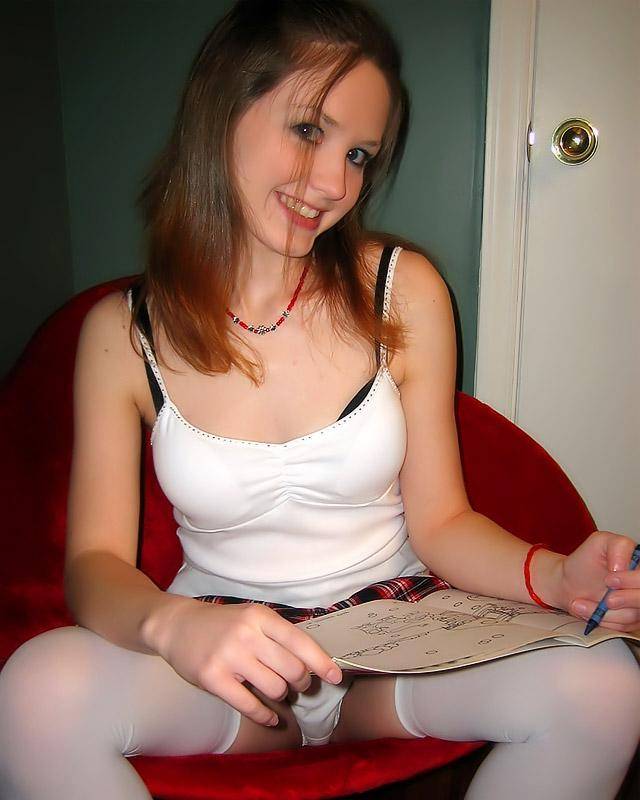 Нетерпеливая нимфоманка дрочит киску в чулках и юбке 3 фото Нетерпеливая нимфоманка дрочит киску в чулках и юбке 3 фото