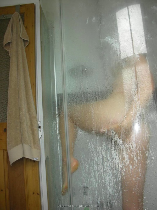 Голая девушка флиртует с нами в ванной и на постели 24 фото Голая девушка флиртует с нами в ванной и на постели 24 фото