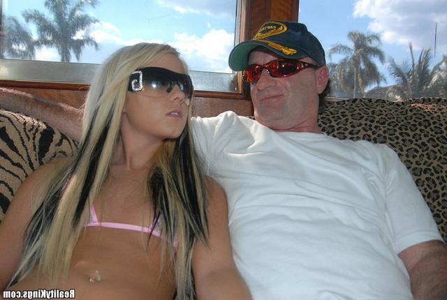 Лесбийские ласки переплелись с групповым сексом 6 фото Лесбийские ласки переплелись с групповым сексом 6 фото