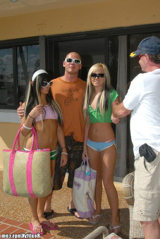 Лесбийские ласки переплелись с групповым сексом 2 фото Лесбийские ласки переплелись с групповым сексом 2 фото