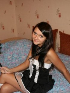 Лучезарная горничная мастурбирует киску и трахается