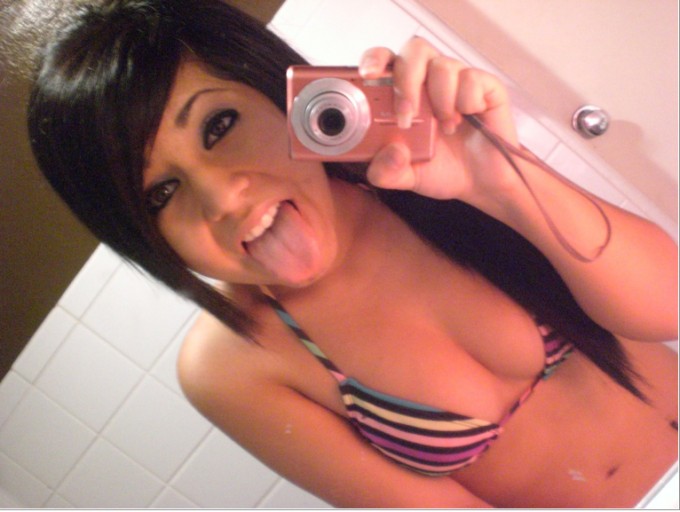 Селфи у зеркала симпатичных девушек 7 фото Селфи у зеркала симпатичных девушек 7 фото