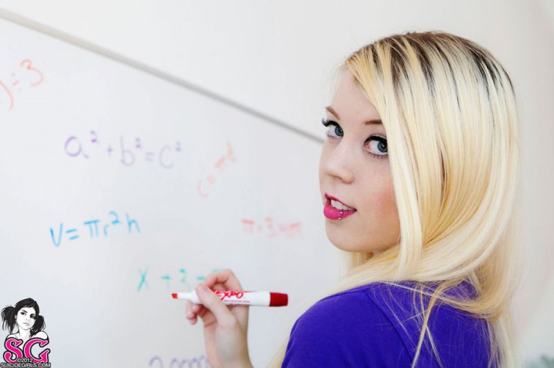 Сладенькая блондинка в трусишках и с открытой попкой 11 фото Сладенькая блондинка в трусишках и с открытой попкой 11 фото