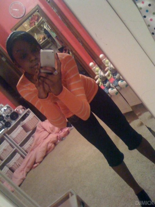 Сексуальные девушки позируют красиво перед зеркалом с телефоном 2 фото Сексуальные девушки позируют красиво перед зеркалом с телефоном 2 фото