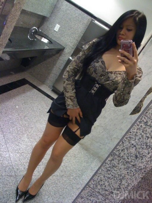 Сексуальные девушки позируют красиво перед зеркалом с телефоном 6 фото Сексуальные девушки позируют красиво перед зеркалом с телефоном 6 фото