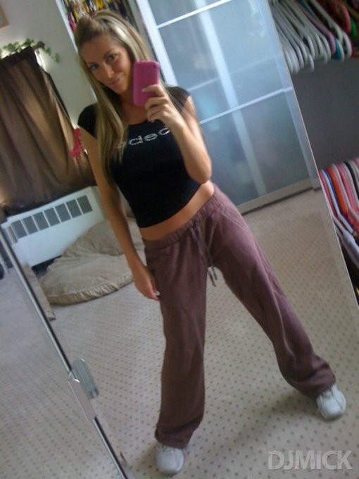 Сексуальные девушки позируют красиво перед зеркалом с телефоном 11 фото Сексуальные девушки позируют красиво перед зеркалом с телефоном 11 фото