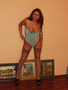 Вредная девица выделывается на камеру и вертит попкой