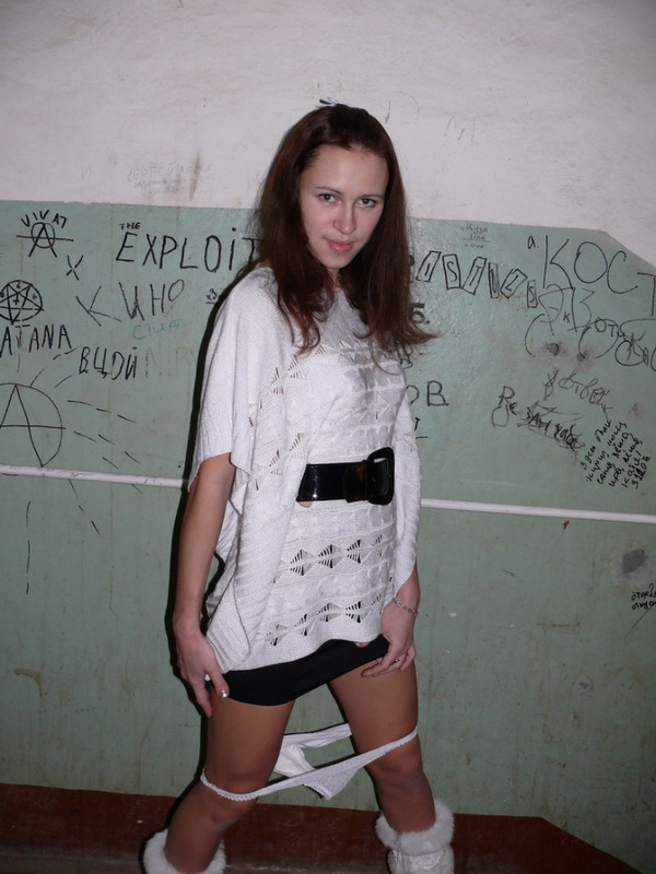 Скромная брюнетка позирует голышом в подъезде и дома 6 фото Скромная брюнетка позирует голышом в подъезде и дома 6 фото