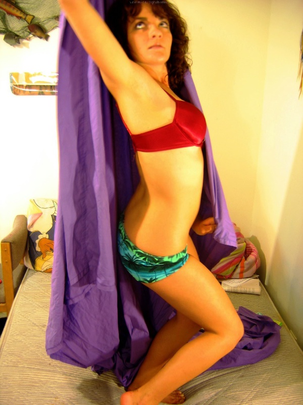 Эротическое соло от стервозной сучки на кроватке 6 фото Эротическое соло от стервозной сучки на кроватке 6 фото