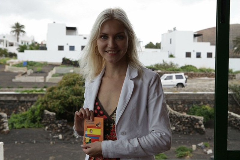 Голая подруга сводит нас с ума своими прелестями 2 фото Голая подруга сводит нас с ума своими прелестями 2 фото