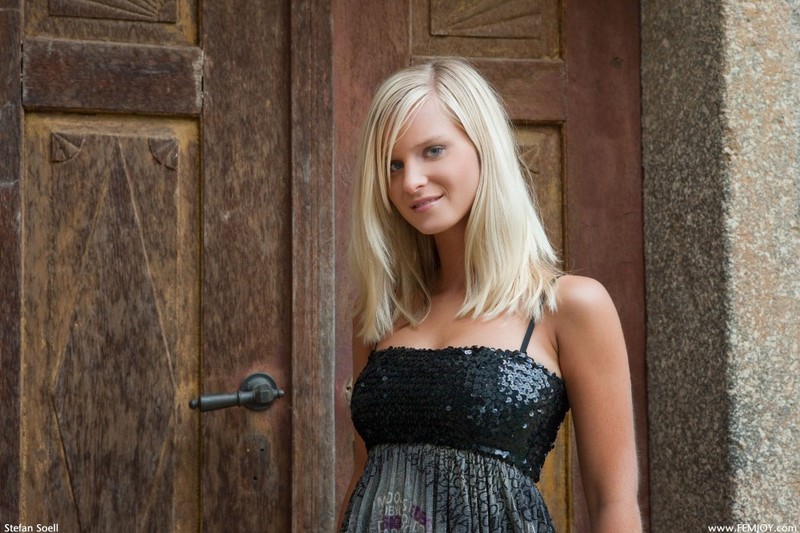 Сексапильная сисястая блондинка позирует не одна 1 фото Сексапильная сисястая блондинка позирует не одна 1 фото