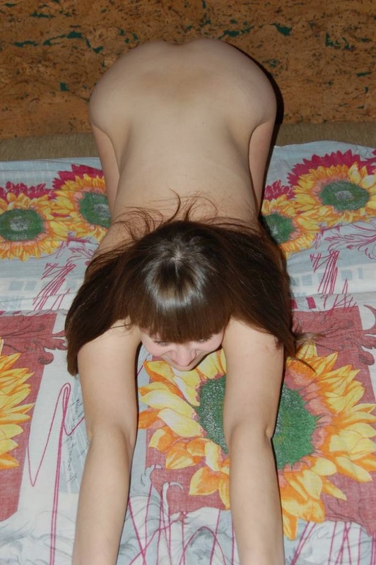 Полненькая девушка позирует в своей комнате одна 2 фото Полненькая девушка позирует в своей комнате одна 2 фото