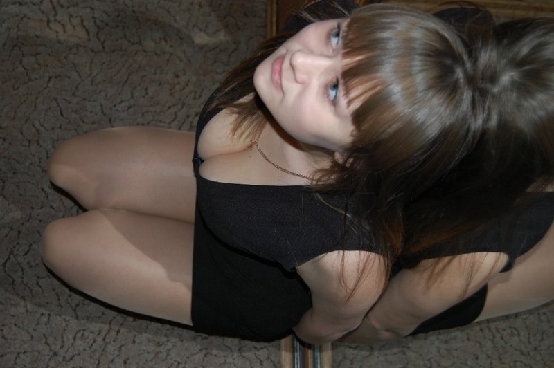 Полненькая девушка позирует в своей комнате одна 1 фото Полненькая девушка позирует в своей комнате одна 1 фото