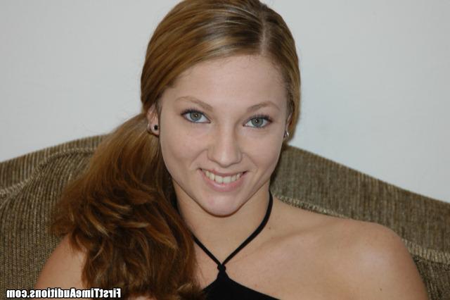 Милая девушка Дэйзи сосет член и трахается с любовником 1 фото Милая девушка Дэйзи сосет член и трахается с любовником 1 фото