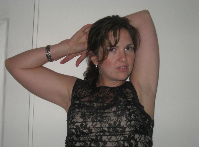 Полна женщина показала себя без нижнего белья 1 фото