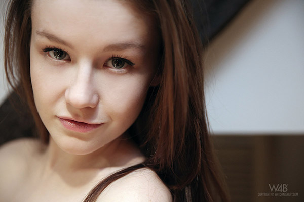 Худенькая брюнетка позирует перед камерой впервые 16 фото Худенькая брюнетка позирует перед камерой впервые 16 фото