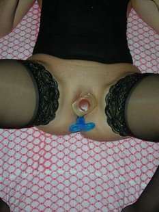 Любит играть со своей вагиной дома