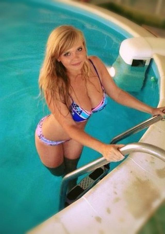 Молодая худенькая девушка на берегу реки 22 фото Молодая худенькая девушка на берегу реки 22 фото