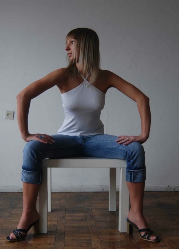 Сладенькая девушка позирует и хочет возбудить зрителя собой 1 фото Сладенькая девушка позирует и хочет возбудить зрителя собой 1 фото