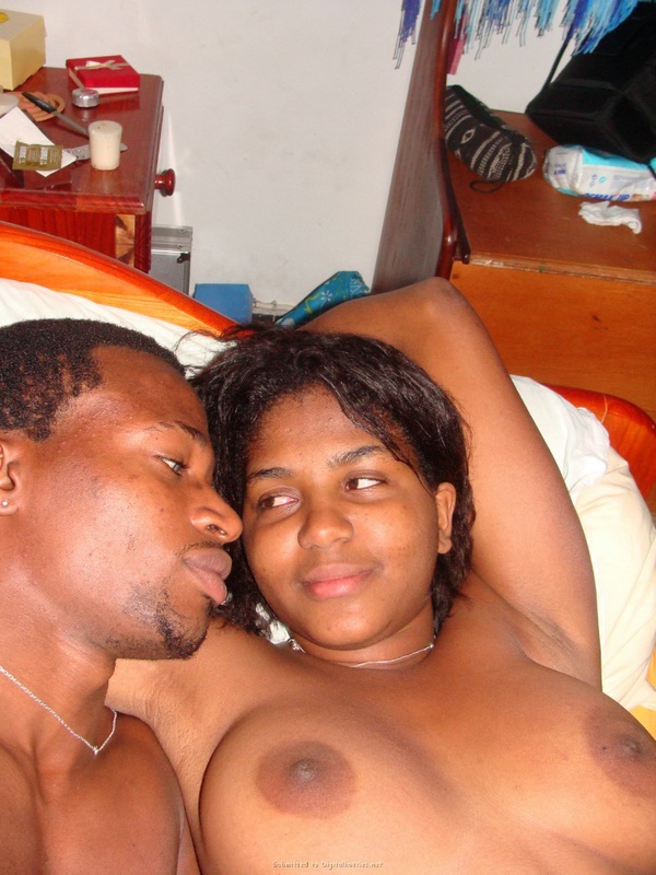 Шикарная негритянка возбуждает небритой киской 4 фото Шикарная негритянка возбуждает небритой киской 4 фото