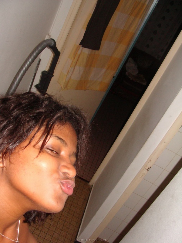 Шикарная негритянка возбуждает небритой киской 14 фото Шикарная негритянка возбуждает небритой киской 14 фото