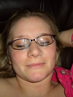 Делает минет пока тот не кончит на лицо