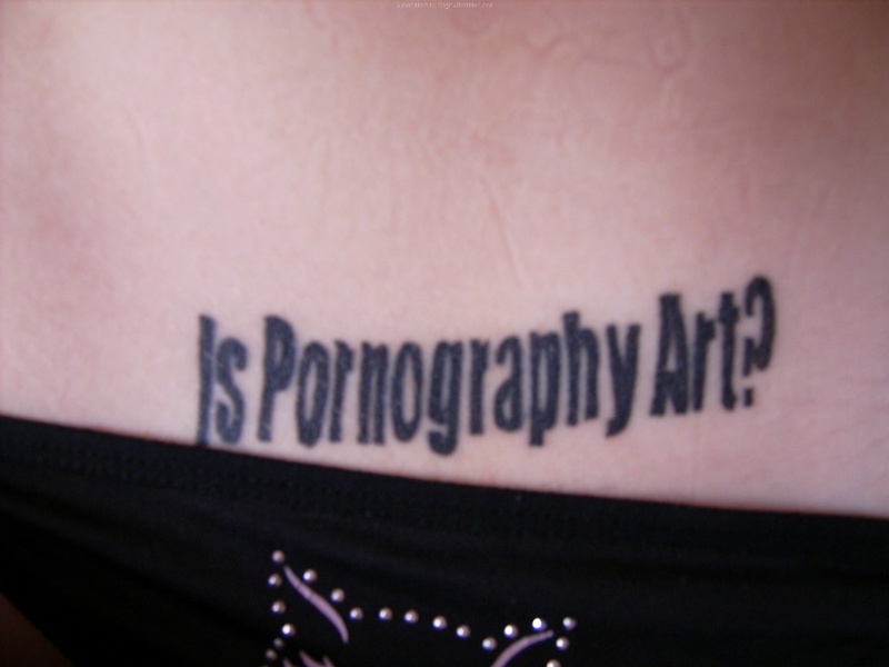 Смелая брюнетка откровенно снимает с себя все белье 5 фото Смелая брюнетка откровенно снимает с себя все белье 5 фото