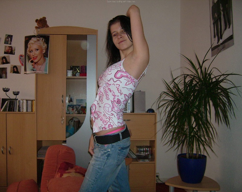 Смелая брюнетка откровенно снимает с себя все белье 4 фото Смелая брюнетка откровенно снимает с себя все белье 4 фото