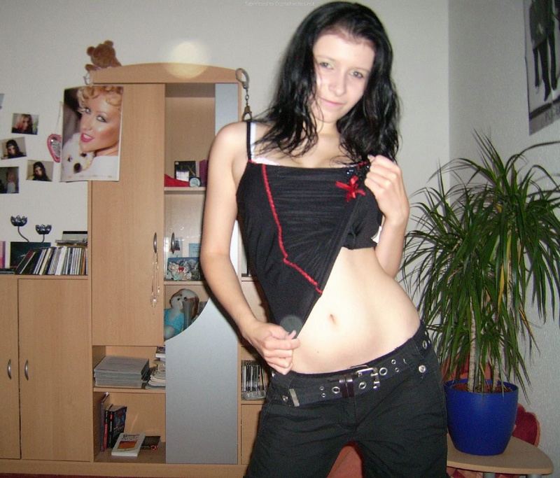 Смелая брюнетка откровенно снимает с себя все белье 9 фото Смелая брюнетка откровенно снимает с себя все белье 9 фото