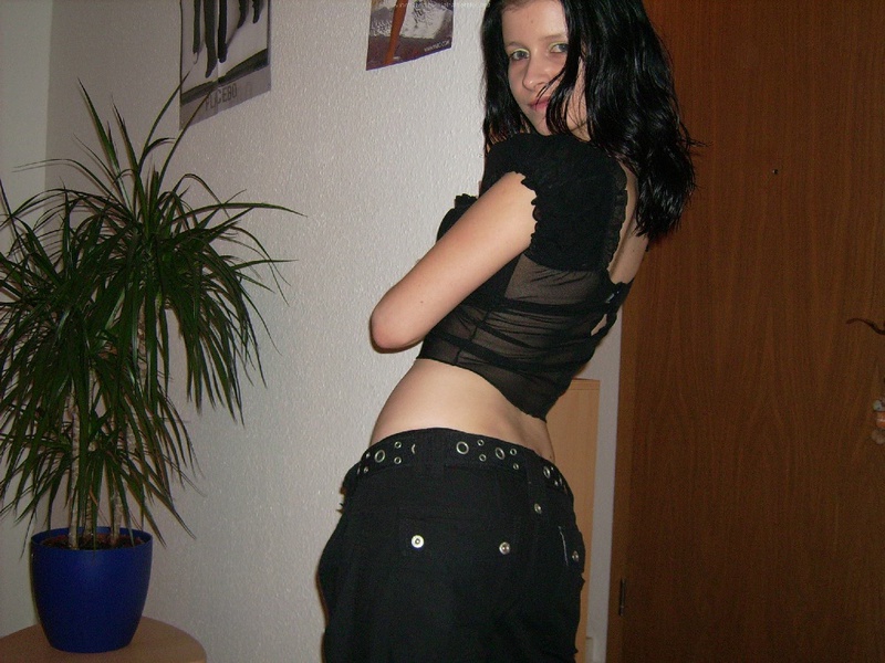 Смелая брюнетка откровенно снимает с себя все белье 18 фото Смелая брюнетка откровенно снимает с себя все белье 18 фото