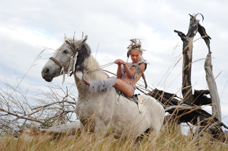 Амазонка сделала привал и проветрила прелести 13 фото Амазонка сделала привал и проветрила прелести 13 фото