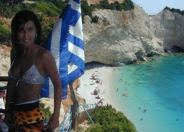 Длинноногая брюнетка отдыхает на курорте 5 фото Длинноногая брюнетка отдыхает на курорте 5 фото