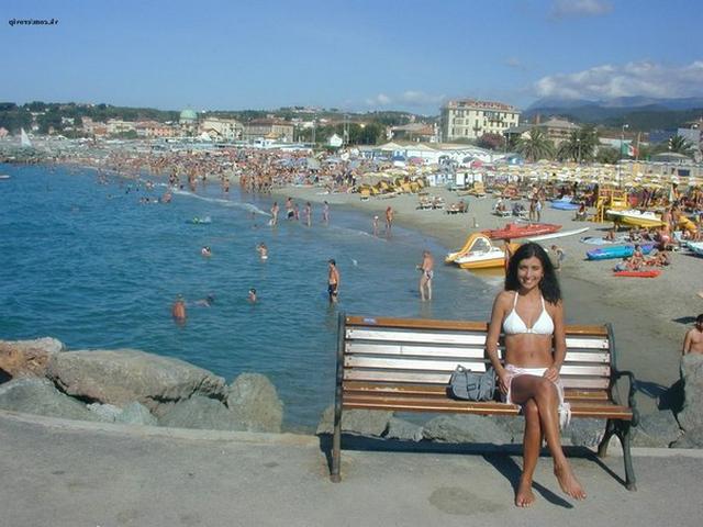 Длинноногая брюнетка отдыхает на курорте 4 фото Длинноногая брюнетка отдыхает на курорте 4 фото