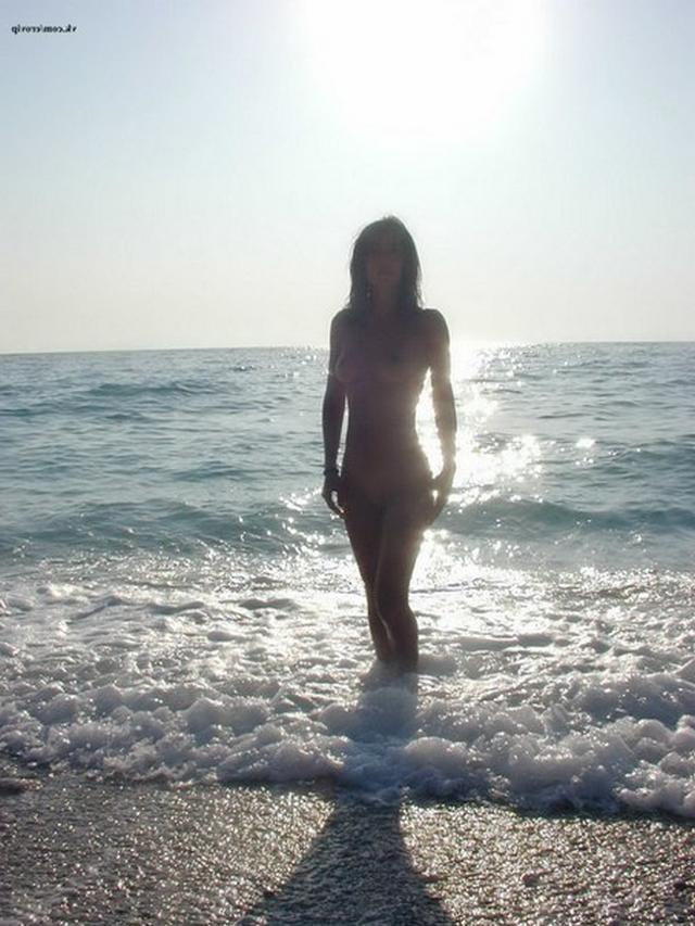 Длинноногая брюнетка отдыхает на курорте 7 фото Длинноногая брюнетка отдыхает на курорте 7 фото