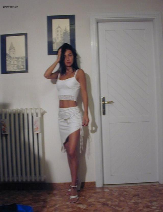 Длинноногая брюнетка отдыхает на курорте 11 фото Длинноногая брюнетка отдыхает на курорте 11 фото