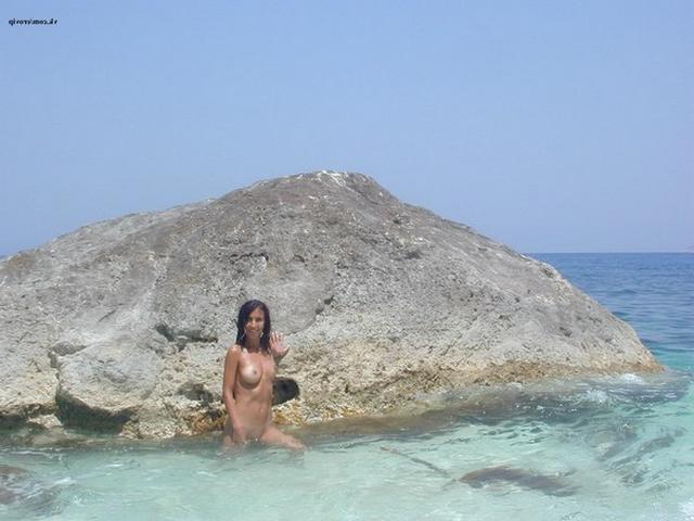 Длинноногая брюнетка отдыхает на курорте 8 фото Длинноногая брюнетка отдыхает на курорте 8 фото