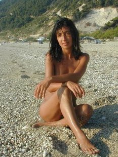 Длинноногая брюнетка отдыхает на курорте