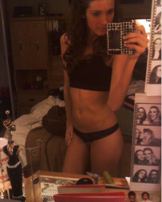 Молоденькие девушки фотографируют сами себя 13 фото Молоденькие девушки фотографируют сами себя 13 фото