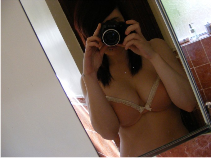 Молоденькие девушки фотографируют сами себя 14 фото Молоденькие девушки фотографируют сами себя 14 фото