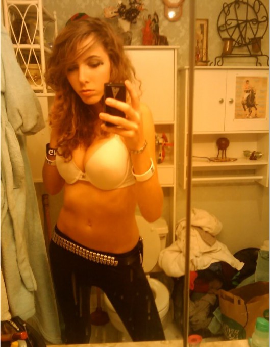 Молоденькие девушки фотографируют сами себя 15 фото Молоденькие девушки фотографируют сами себя 15 фото