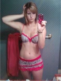 Молоденькие девушки фотографируют сами себя