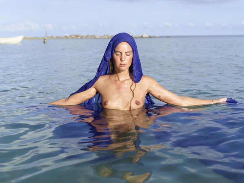 Обнаженная девушка с синей тряпкой на море 8 фото Обнаженная девушка с синей тряпкой на море 8 фото