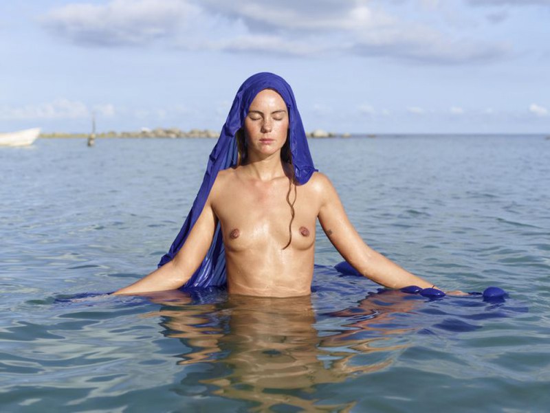 Обнаженная девушка с синей тряпкой на море 16 фото Обнаженная девушка с синей тряпкой на море 16 фото